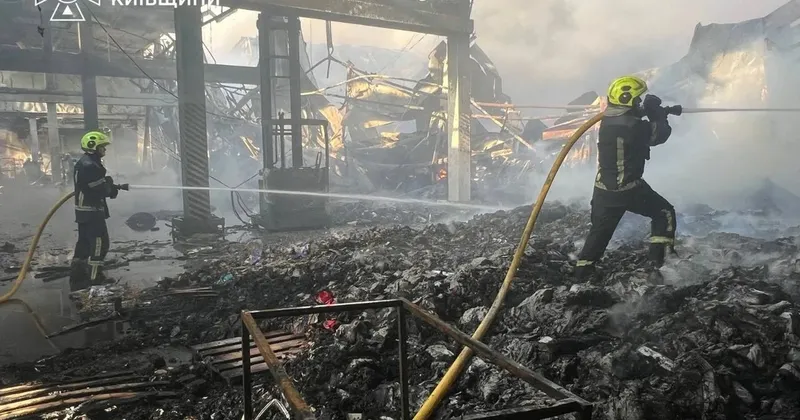 Ruski napad na Kijev ubil 12; Ukrajina napadla rusko pristanišče