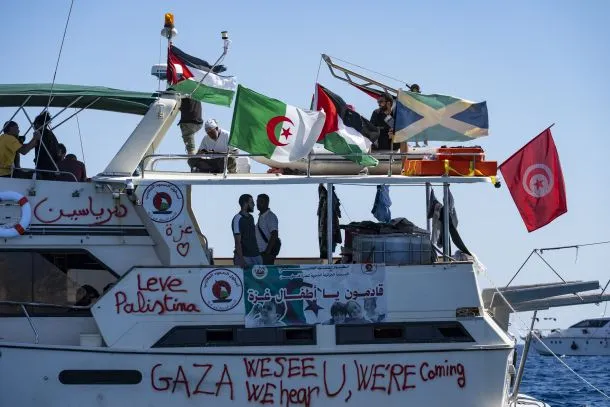 Izraelska mornarica prestregla humanitarno flotiljo in pridržala aktiviste