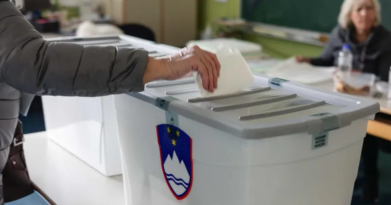 Gibanje Svoboda ohranja prednost pred SDS po štetju glasovnic po pošti
