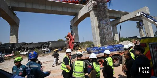 Zrušitev žerjava na potniški vlak na Tajskem povzročila najmanj 32 smrtnih žrtev