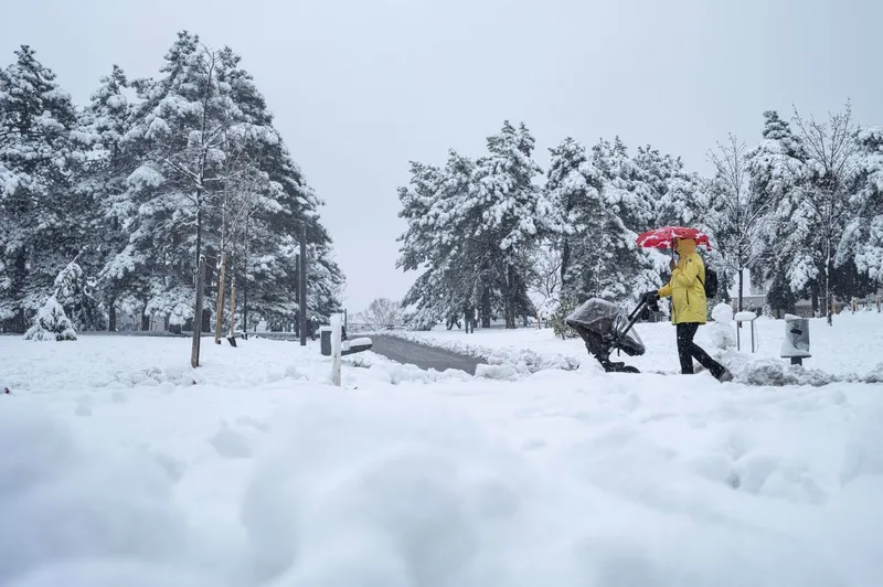 Hladna fronta s snegom in orkanskim vetrom zajela Italijo, Avstrijo in Balkan