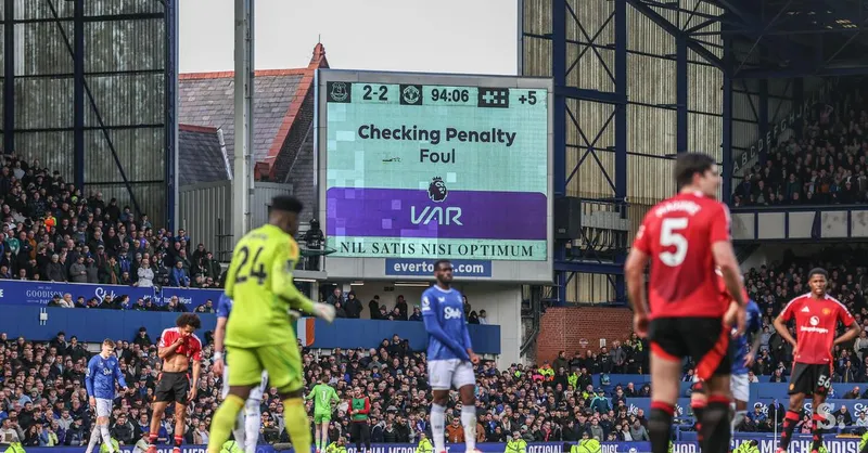 UEFA in IFAB poenotila pravila uporabe VAR in ukrepe za hitrejši potek tekem