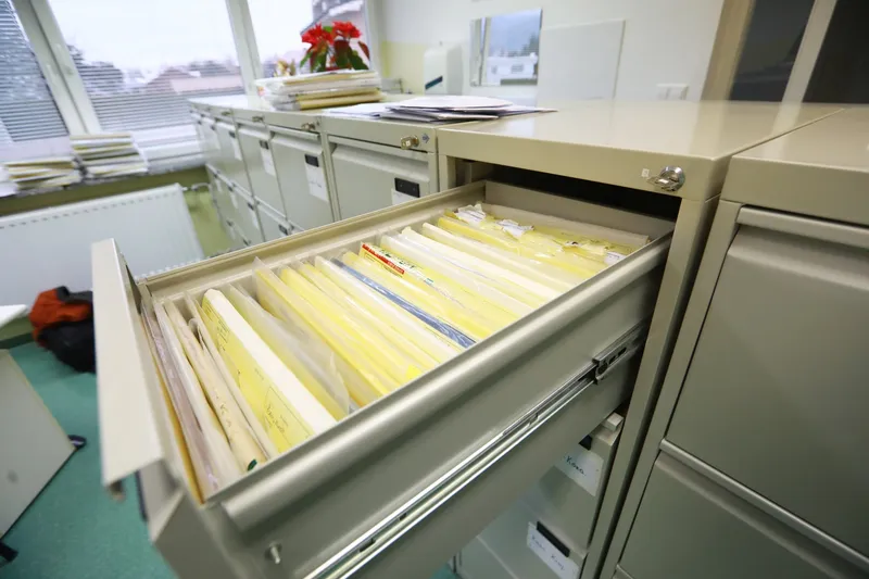 ZZZS uvaja strožja pravila za bolniški stalež in obvezne osebne preglede