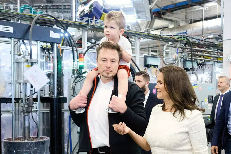 Elon Musk preučuje združitev podjetij SpaceX in Tesla ter napoveduje delnice