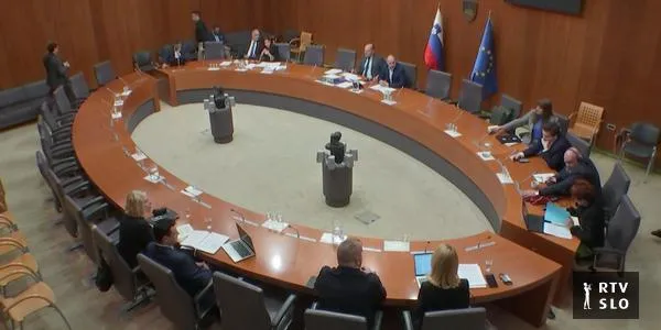 Prekinitev seje KNJF o korupciji zaradi nesklepčnosti in sporov med poslanci