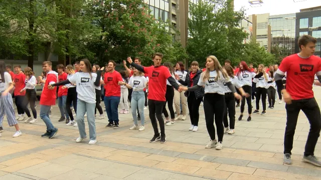 Maturanti v 43 evropskih mestih zaplesali tradicionalno ulično četvorko