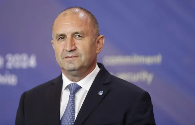 Претседателот Румен Радев поднесе оставка за влез во активната политичка трка