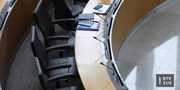 DZ potrdil nujni postopek za SKOK, sprejel ukrepe za dolgotrajno oskrbo