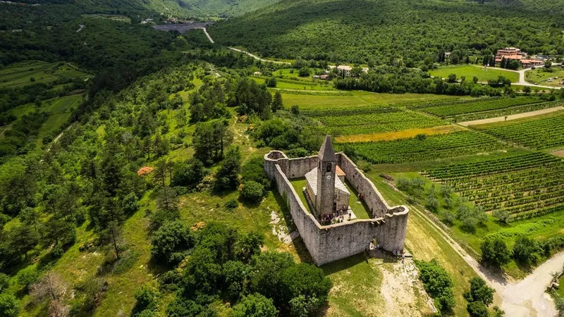 Vlada razglasila cerkev v Hrastovljah za kulturni spomenik državnega pomena