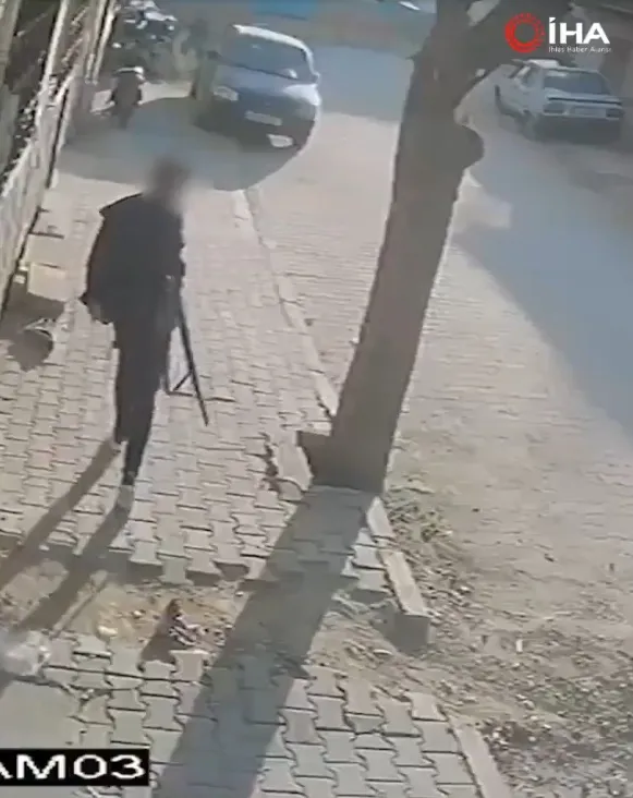 Ученик вооружен со пушка повреди осуммина пред училиште во Тургутлу, Турција