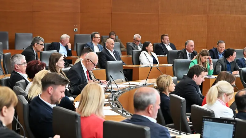 SDS in NSi za ukinitev odtegovanja sindikalne članarine od plače