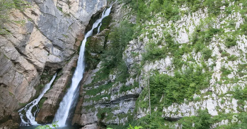 Oče umrl pri reševanju sedemletnega sina po padcu v globino pri slapu Savica