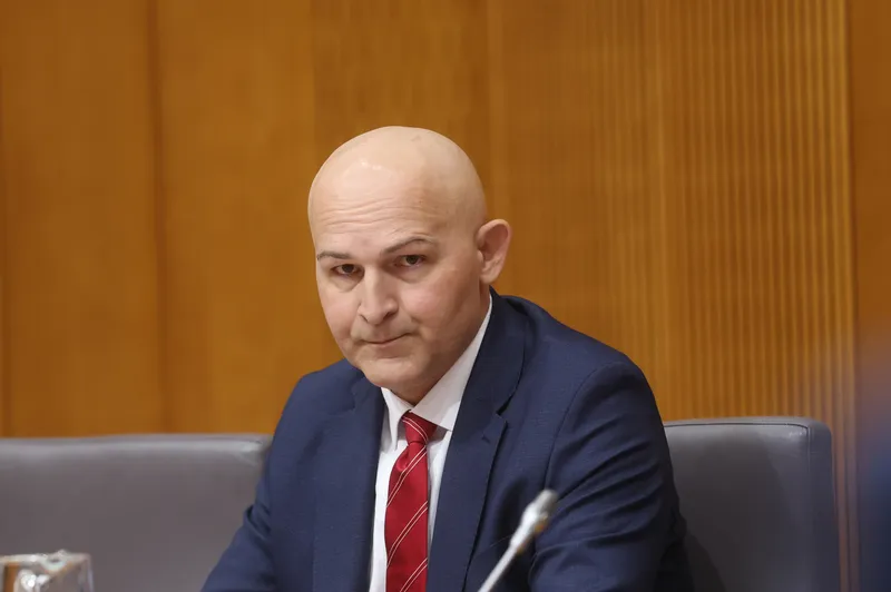 Minister Rončević ob slabših rezultatih PISA 2025 napovedal reformo in odpravo devetletke