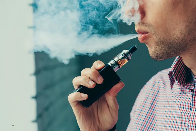 Policija preiskuje zastrupitev mladoletnikov z elektronskimi cigaretami s THC