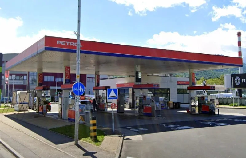 Vlada in Petrol v sporu glede vzrokov za pomanjkanje goriva na servisih