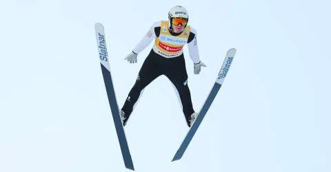 Domen Prevc v Lahtiju osvojil veliki kristalni globus kljub diskvalifikaciji