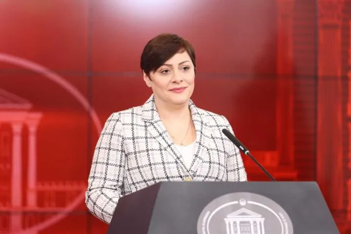 Министерката Димитриеска-Кочоска и лидерот на СДСМ Филипче во спор за долгови