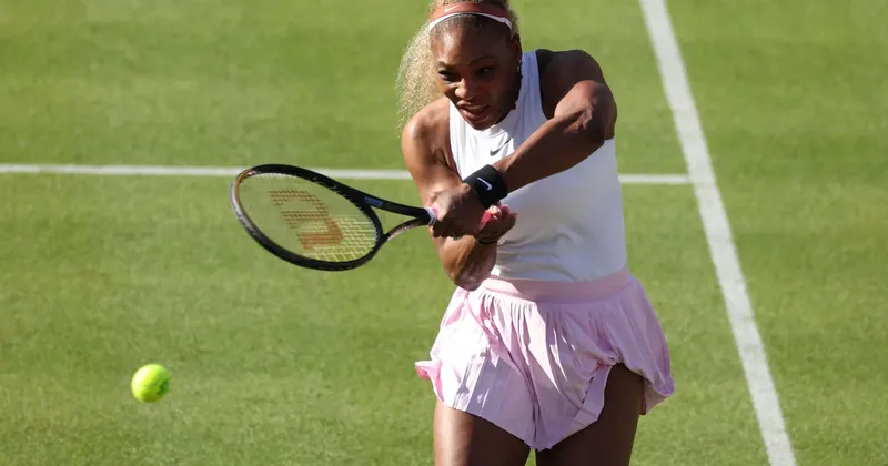 Serena Williams se je po štirih letih vrnila z zmago in nato predala turnir