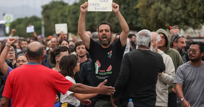 Izrael prestreže humanitarno flotiljo za Gazo in pridržuje aktiviste