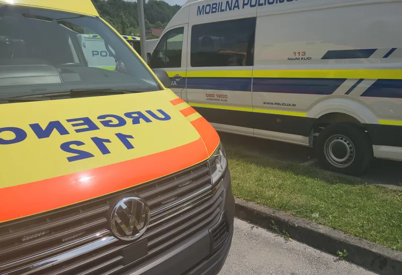 Voznik v Hrastniku z izsiljevanjem prednosti hudo poškodoval kolesarko