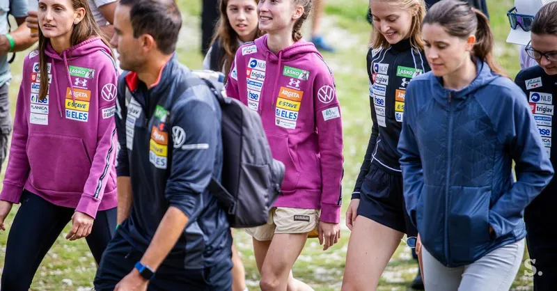 Nika Prevc v Planici dobila kip za svetovni rekord