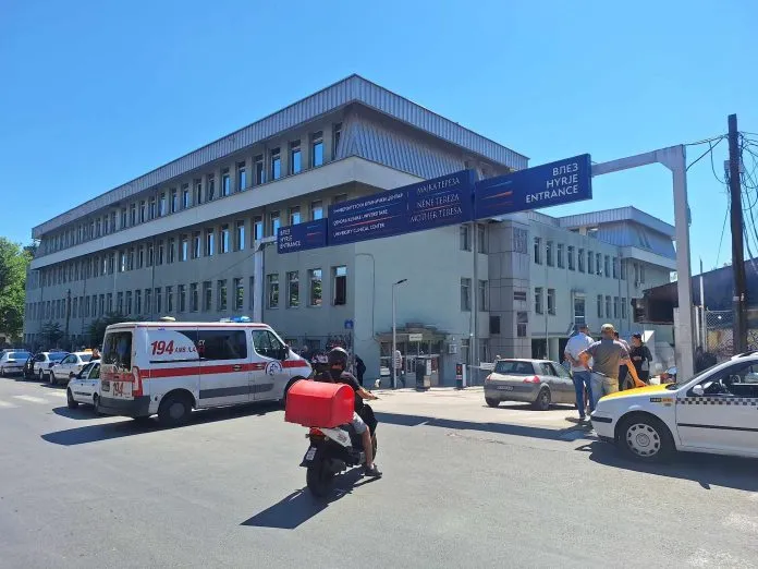 Министерот Алиу најави изградба на катни гаражи и паметен паркинг на Клинички