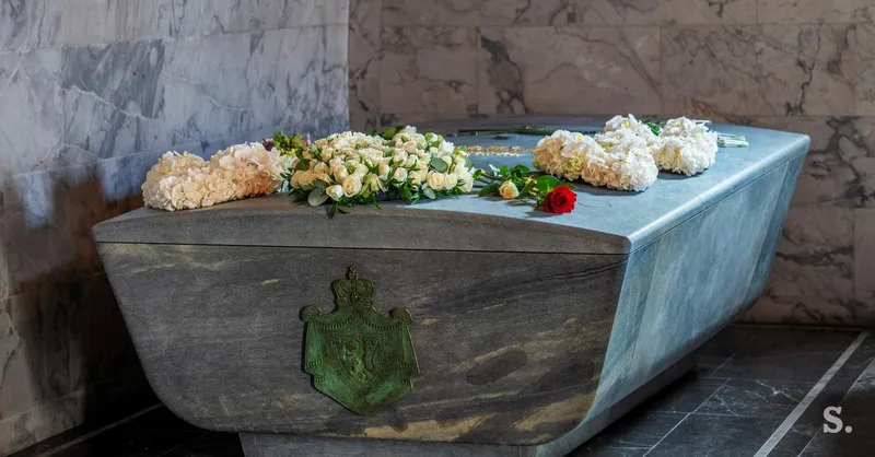 Pokojni norveški kralj Harald V. pokopan v sarkofagu v obliki ladje