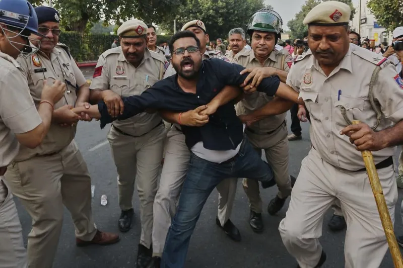 Indijska policija množično pridržala protestnike CJP v New Delhiju, tudi ustanovitelja Dipkeja