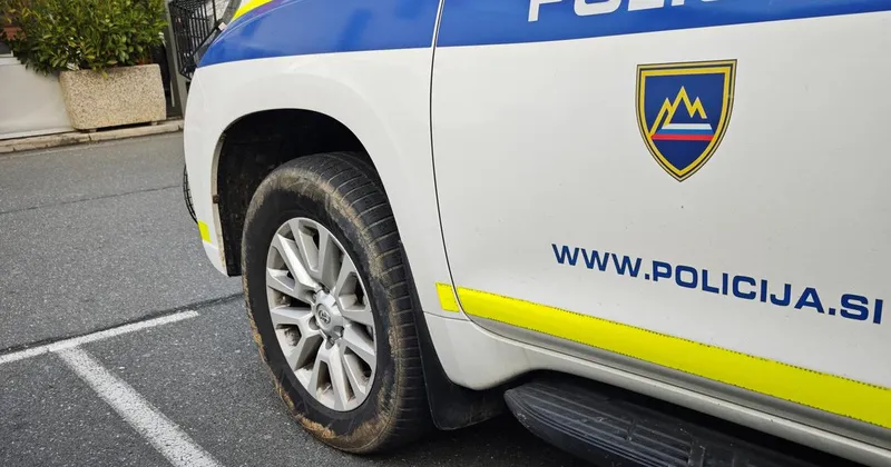 70-letni voznik v Sežani povzročil serijo trčenj in poškodoval dve osebi