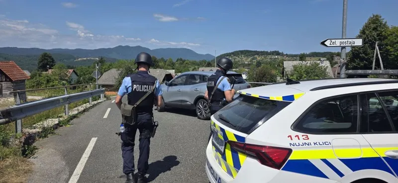 Voznik ukradenega Forda Rangerja bežal čez Kras in v Italijo