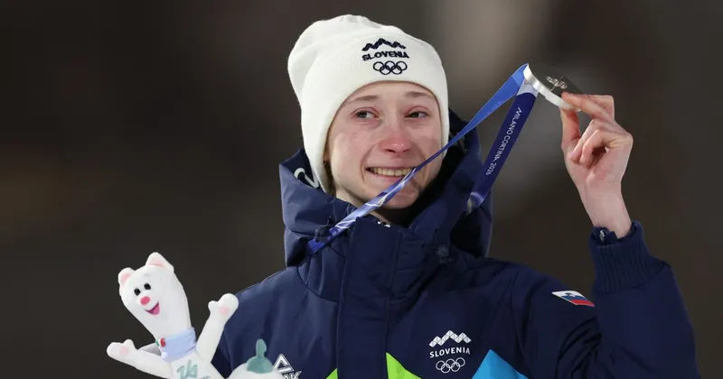 Nika Prevc osvojila srebrno olimpijsko medaljo na srednji skakalnici