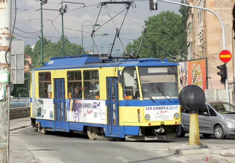 Iztirjenje tramvaja v Sarajevu: Ena oseba mrtva, štiri poškodovane