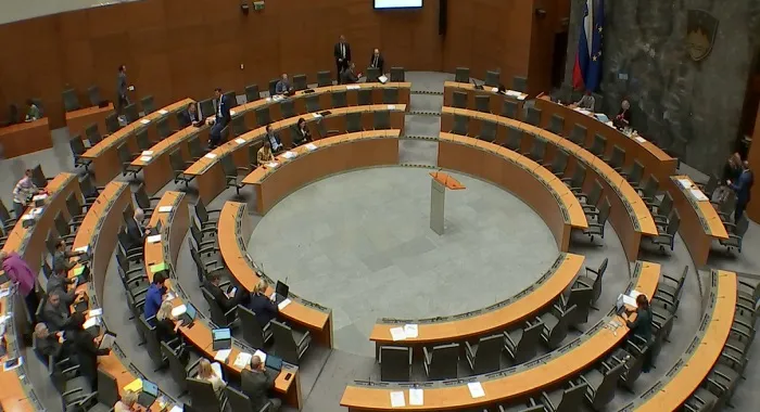 Odbor DZ podprl omilitev pogojev za ponovni vstop v sistem normirancev