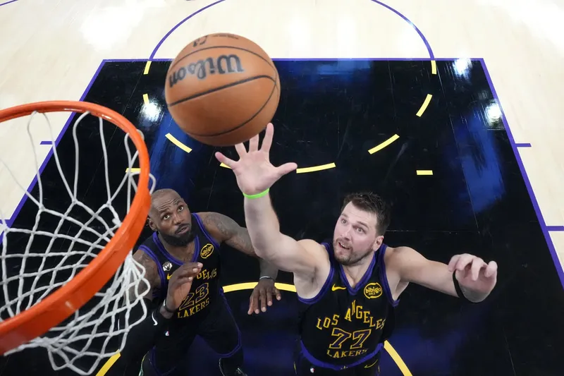 NBA o Dončiću: Ura proti ničli, met na eni nogi, žoga skozi obroč, on pade