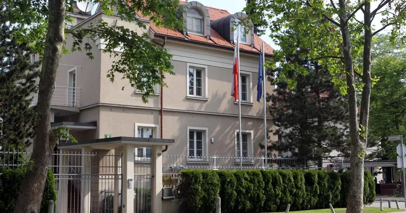 Poljski diplomat v kritičnem stanju po padcu iz stavbe v Ljubljani