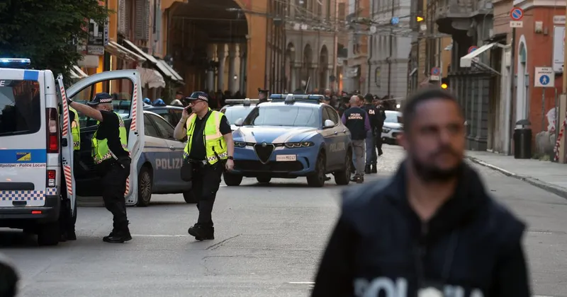 Moški v Modeni z avtomobilom zapeljal v pešce in z nožem poškodoval osem ljudi
