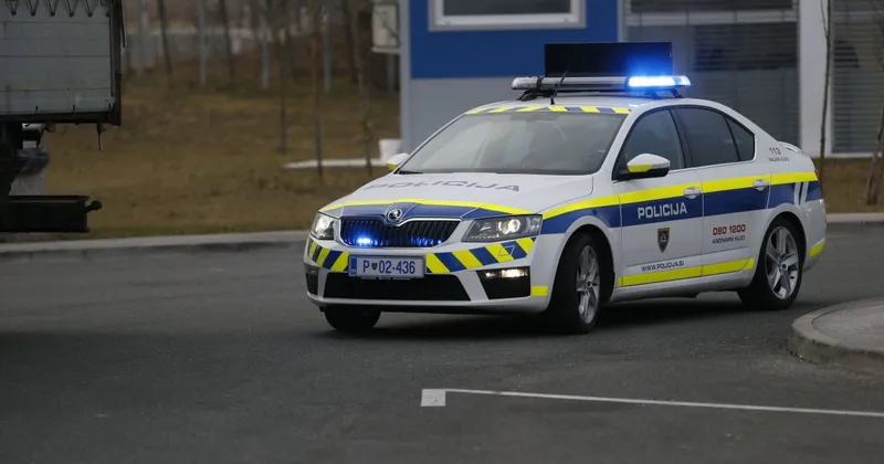 V prometni nesreči v Laškem po trku v drevo umrl 23-letni voznik