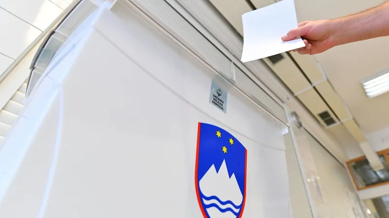 DZ na izredni seji o datumu referenduma in odstopu poslanca Mijiča