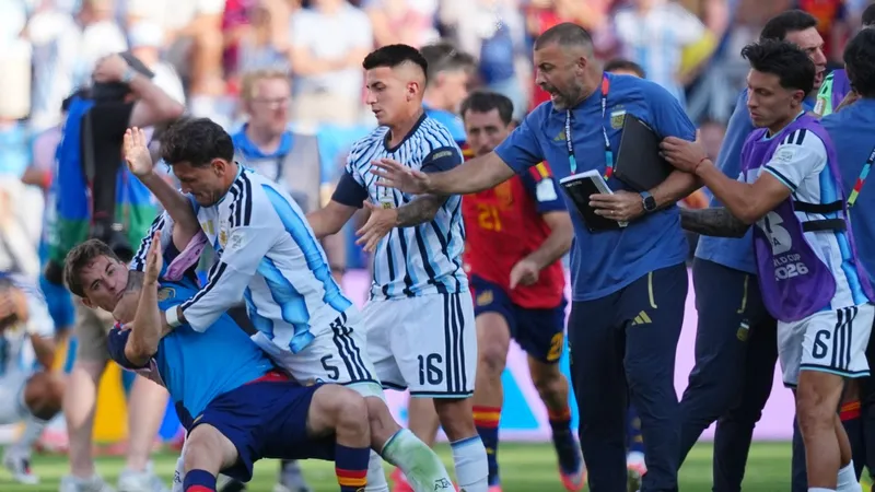 Fifa kaznovala Argentince po finalu SP; Paredes 10 tekem prepovedi