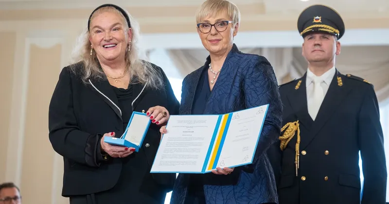 Nataša Pirc Musar je Eldi Viler vročila državno odlikovanje red za zasluge