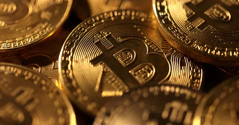 Padec vrednosti bitcoina in zlata po Trumpovi nominaciji Kevina Warsha za Fed