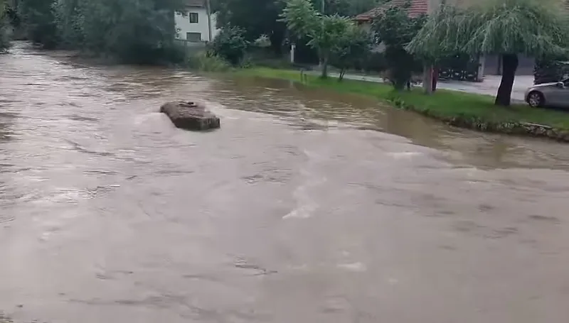 Обилни дождови предизвикаа поплави, евакуација во Кичево и надојдени реки