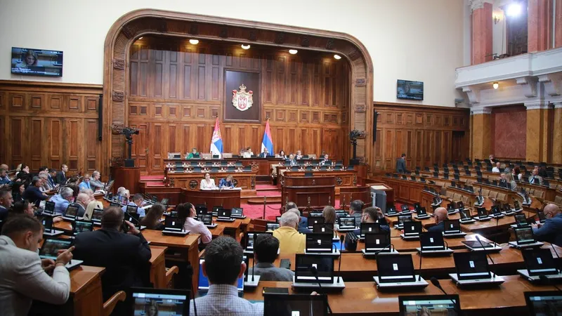 Srbska vlada predlaga razpust parlamenta; Vučić mora v 72 urah odločiti o volitvah