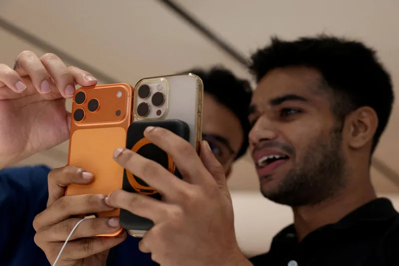 Apple predstavil iPhone Duo, prvi zložljivi telefon pod vodstvom Ternusa
