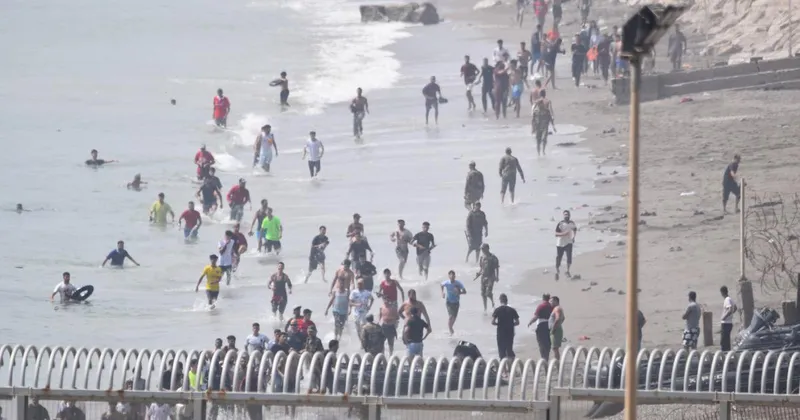 Množični prihod migrantov v Ceuto sprožil odziv Španije in EU