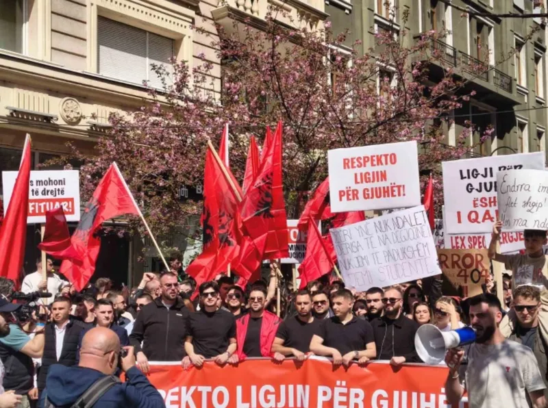 Мицкоски го дефинира владиниот став за јазикот на правосудниот испит