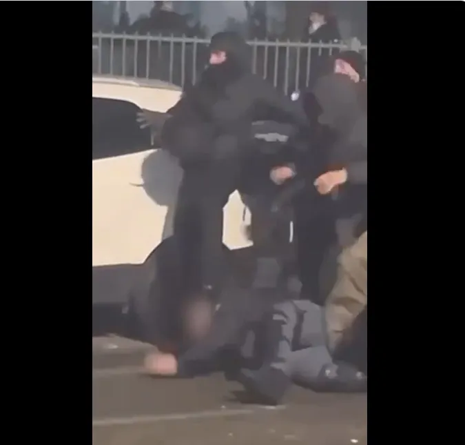 Насилни протести во Торино поради затворање на левичарскиот центар Аскатасуна