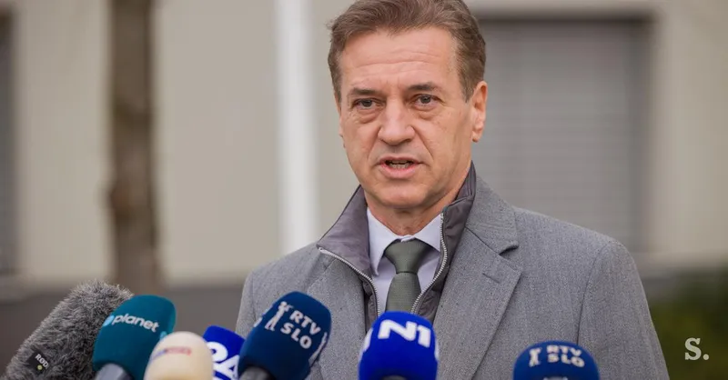 Poslanci desetega sklica DZ na ustanovni seji potrjujejo mandate