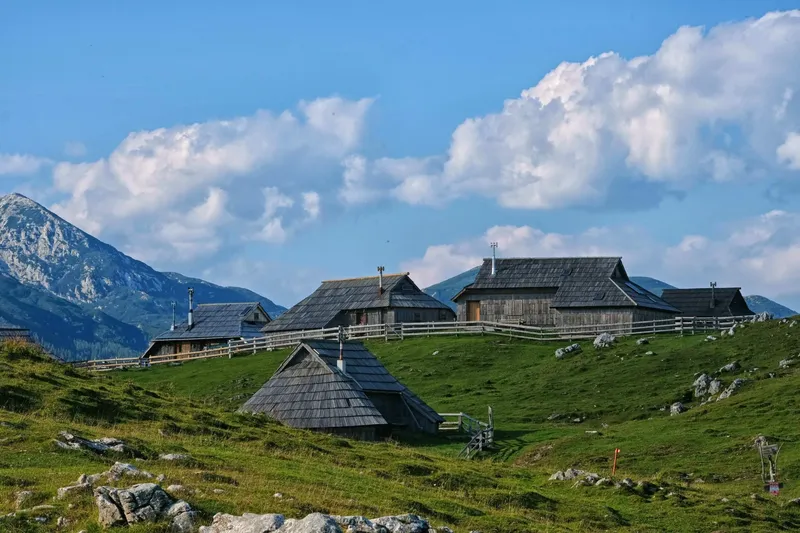 Slovenija beleži rekorden junijski turistični obisk in trend alpskega poletja