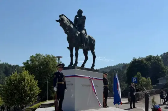 Odkritje spomenika Rudolfu Maistru v Pivki ob 35. obletnici samostojnosti